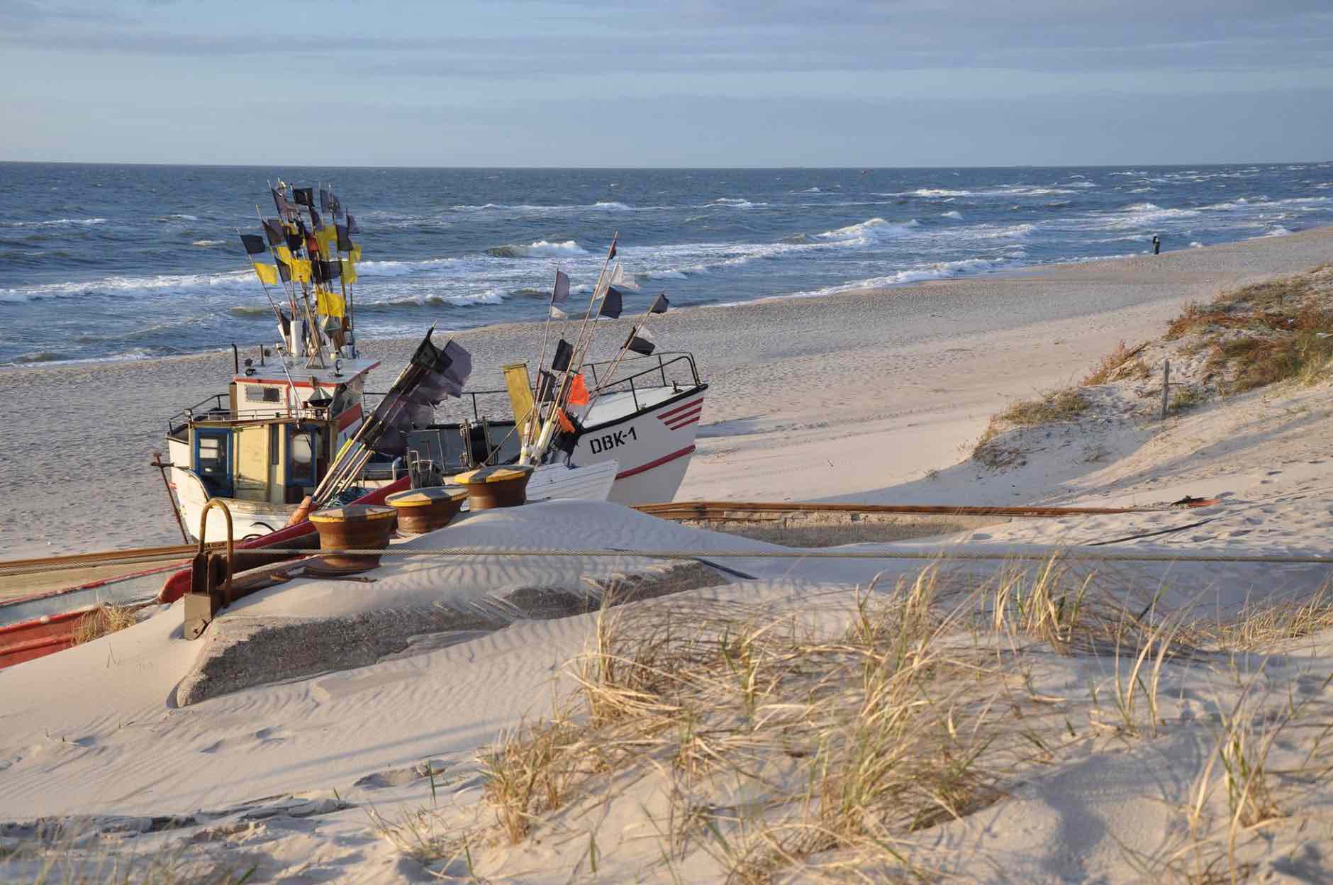 Fischerboot am Strand von Dąbki